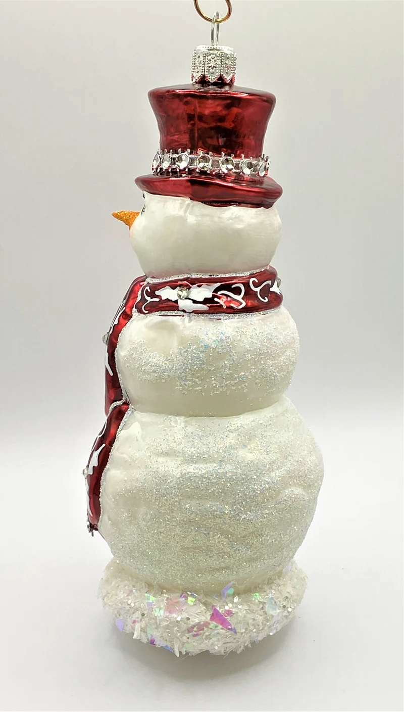 Schneemann mit rotem Schal und Hut