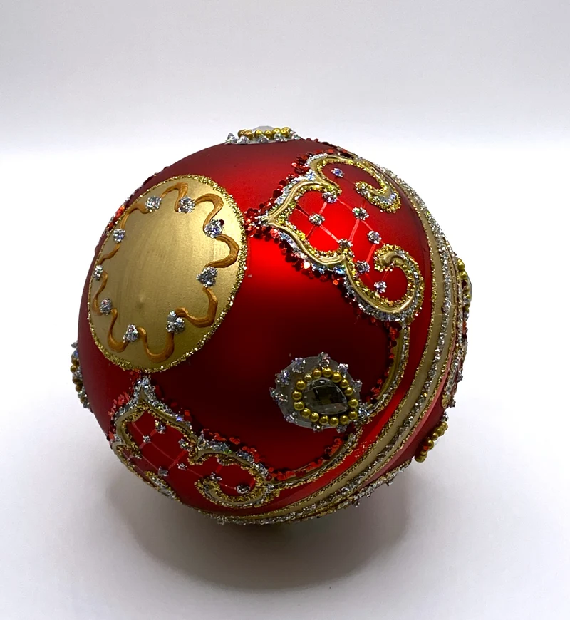 Kugel warmes Rot mit Barock Muster, silberne Steine