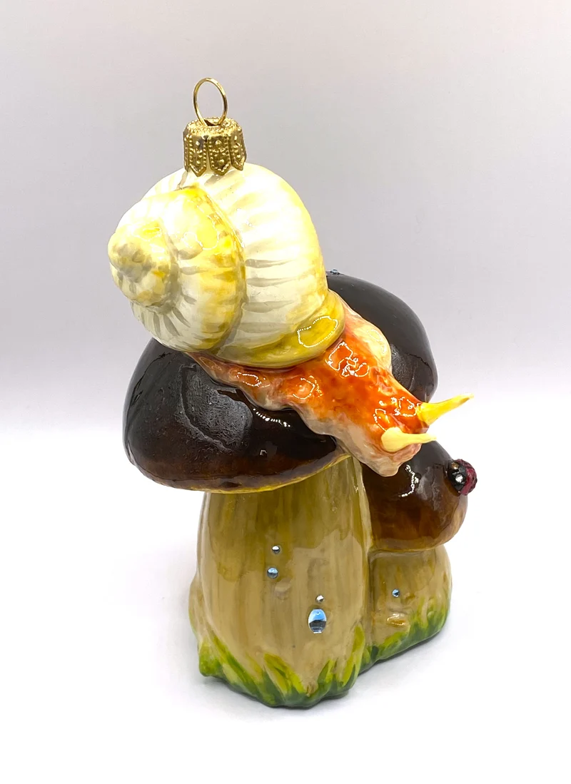 Weinbergschnecke klettert auf dem Steinpilz, AtlasArt