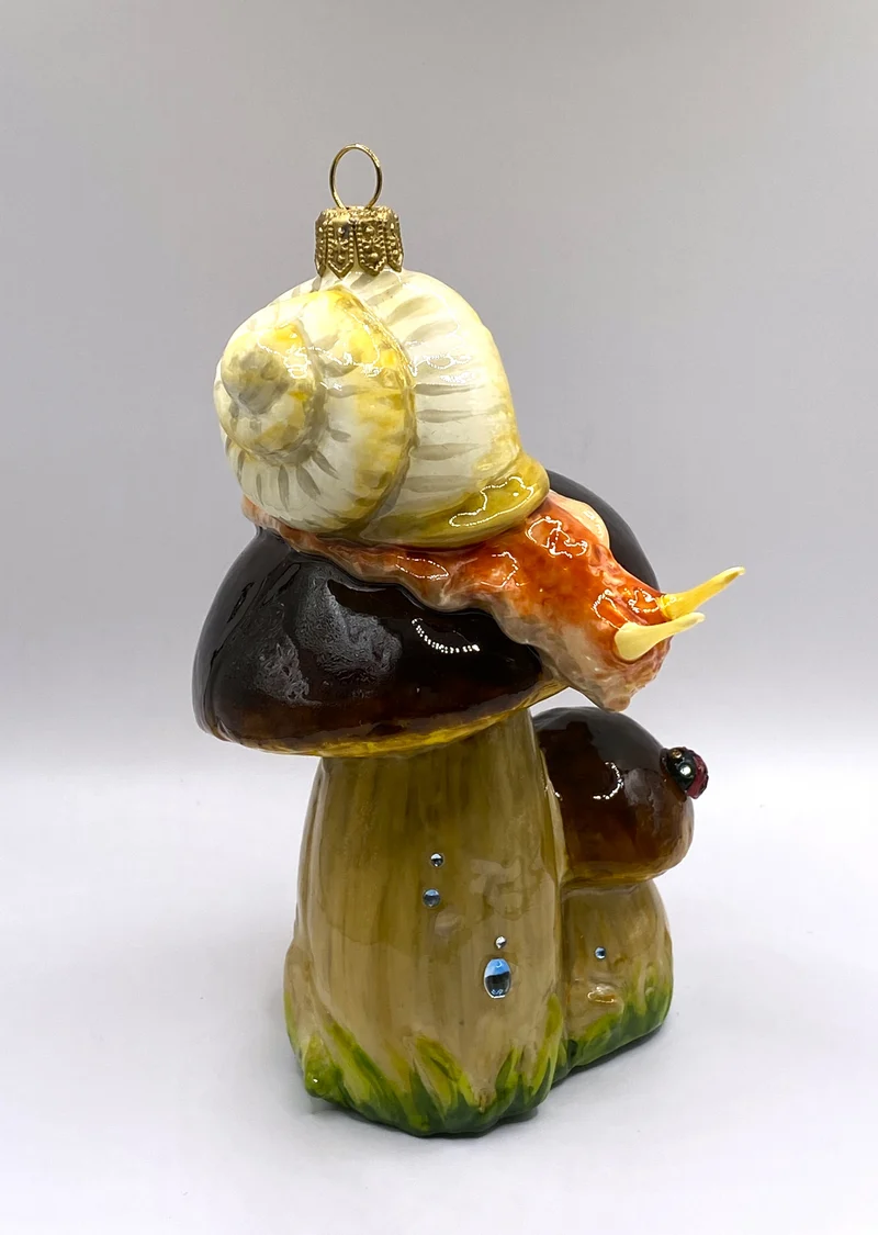 Weinbergschnecke klettert auf dem Steinpilz, AtlasArt