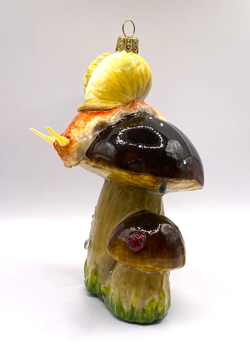 Weinbergschnecke klettert auf dem Steinpilz, AtlasArt