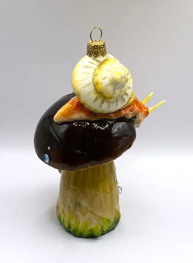 Weinbergschnecke klettert auf dem Steinpilz, AtlasArt