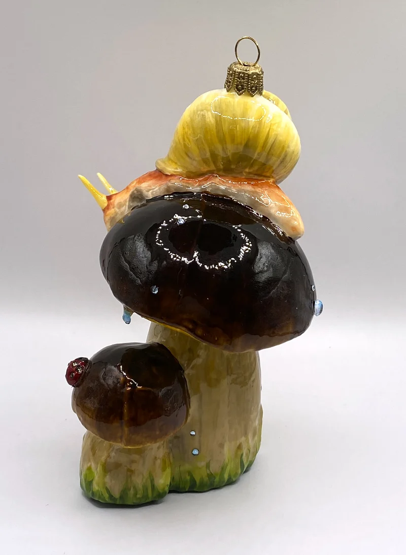 Weinbergschnecke klettert auf dem Steinpilz, AtlasArt