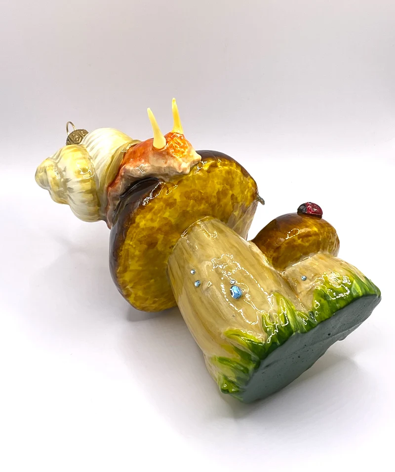Weinbergschnecke klettert auf dem Steinpilz, AtlasArt