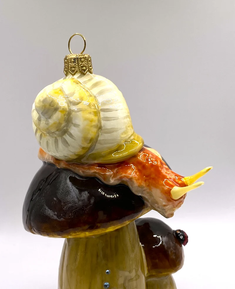 Weinbergschnecke klettert auf dem Steinpilz, AtlasArt