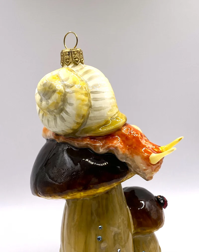 Weinbergschnecke klettert auf dem Steinpilz, AtlasArt