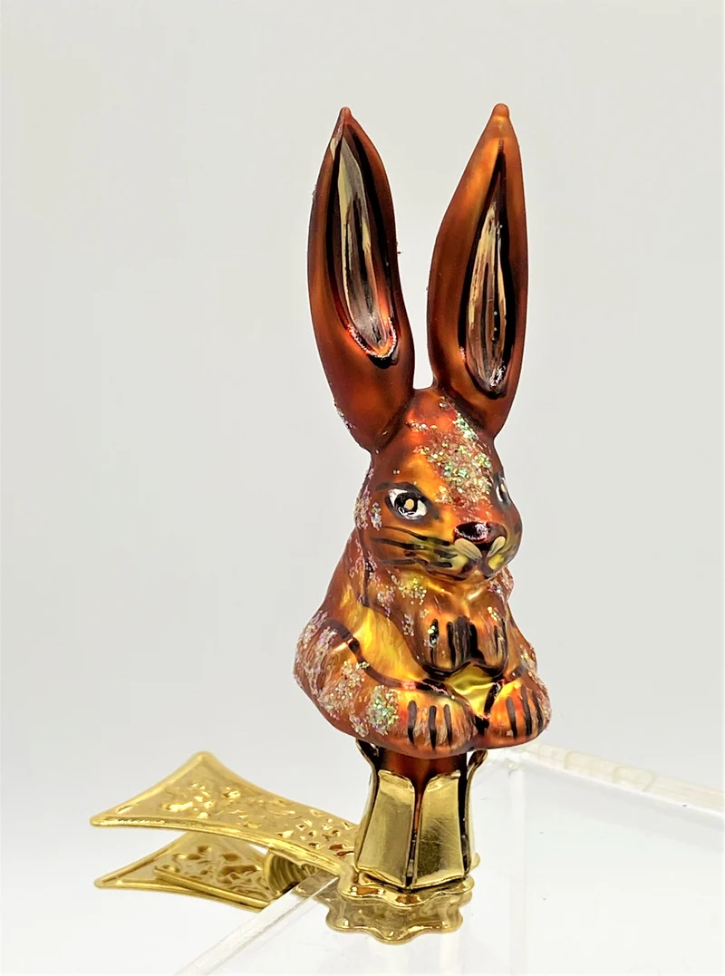 Kleiner brauner Hase auf Clip