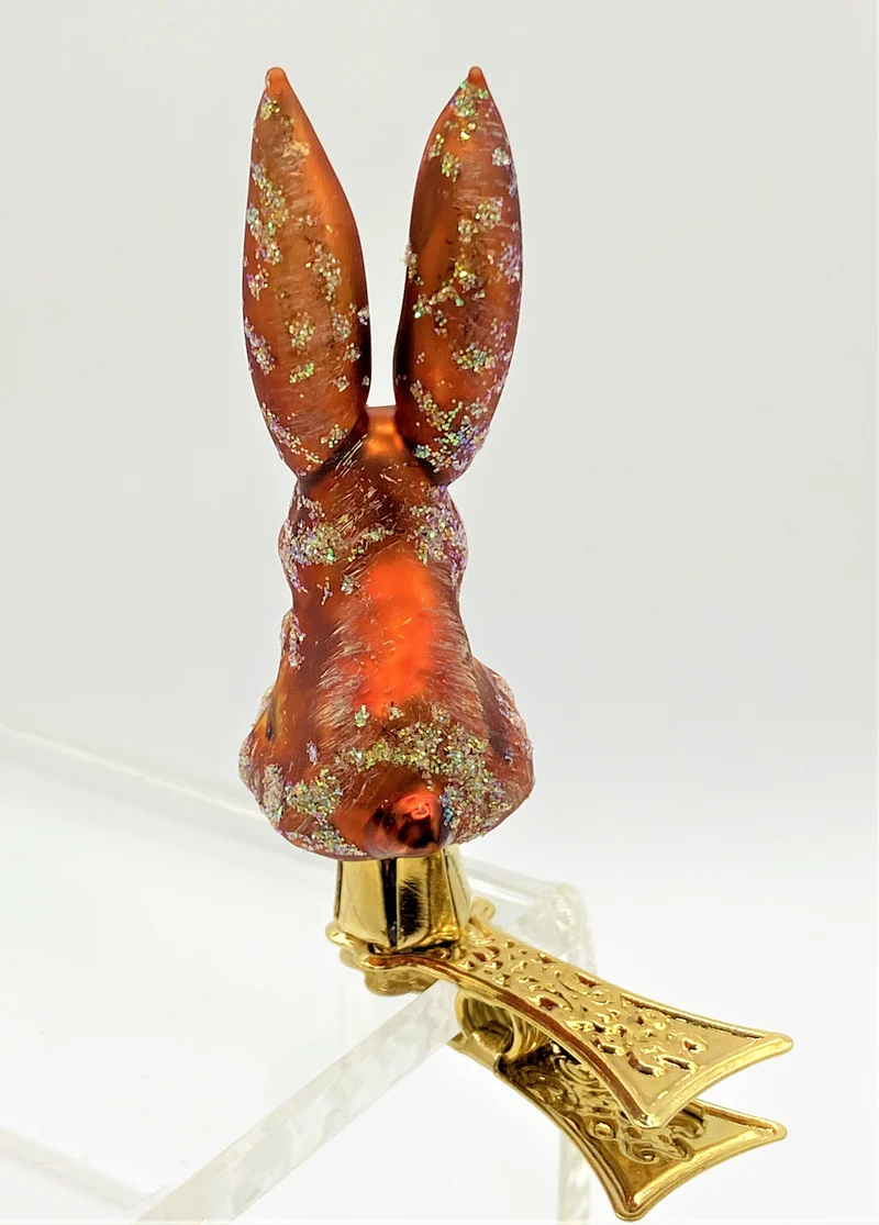 Kleiner brauner Hase auf Clip