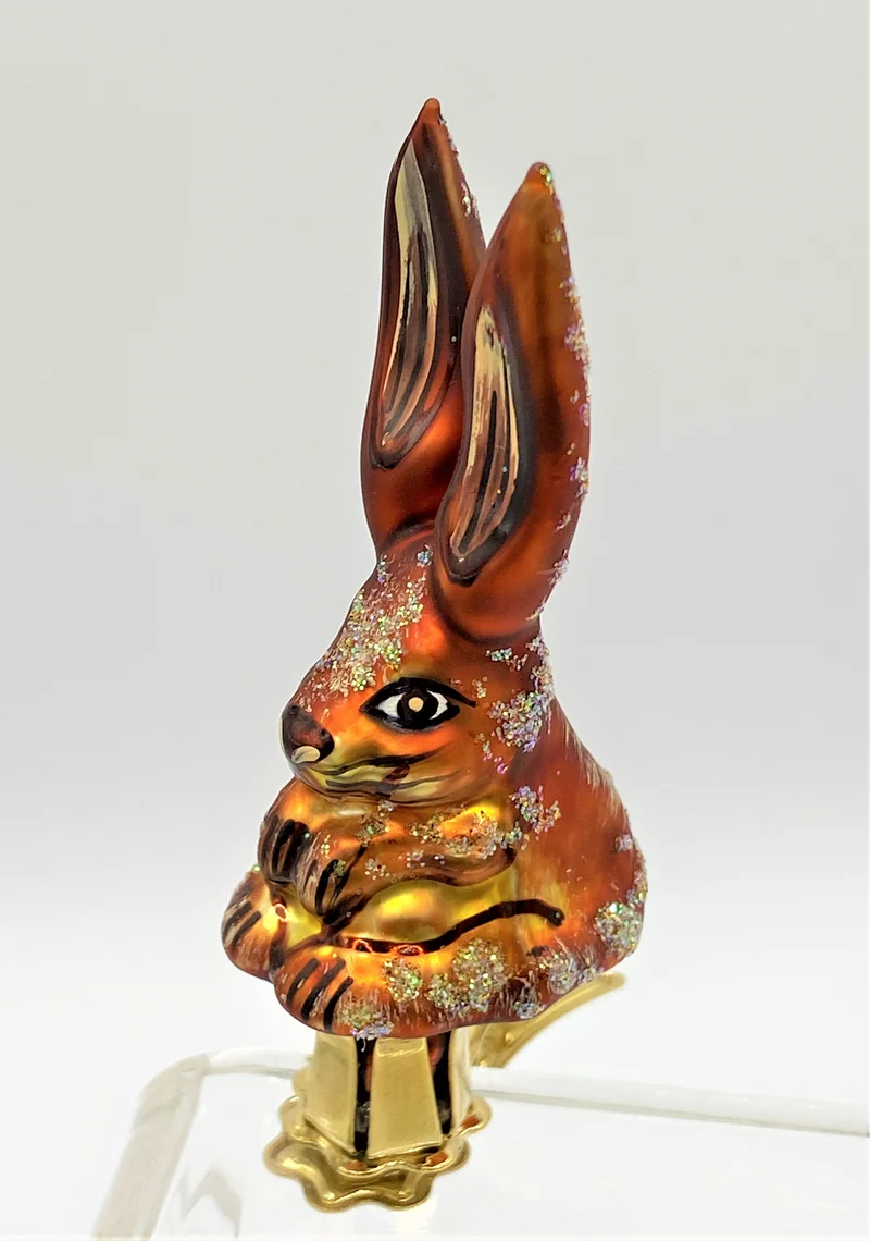 Kleiner brauner Hase auf Clip