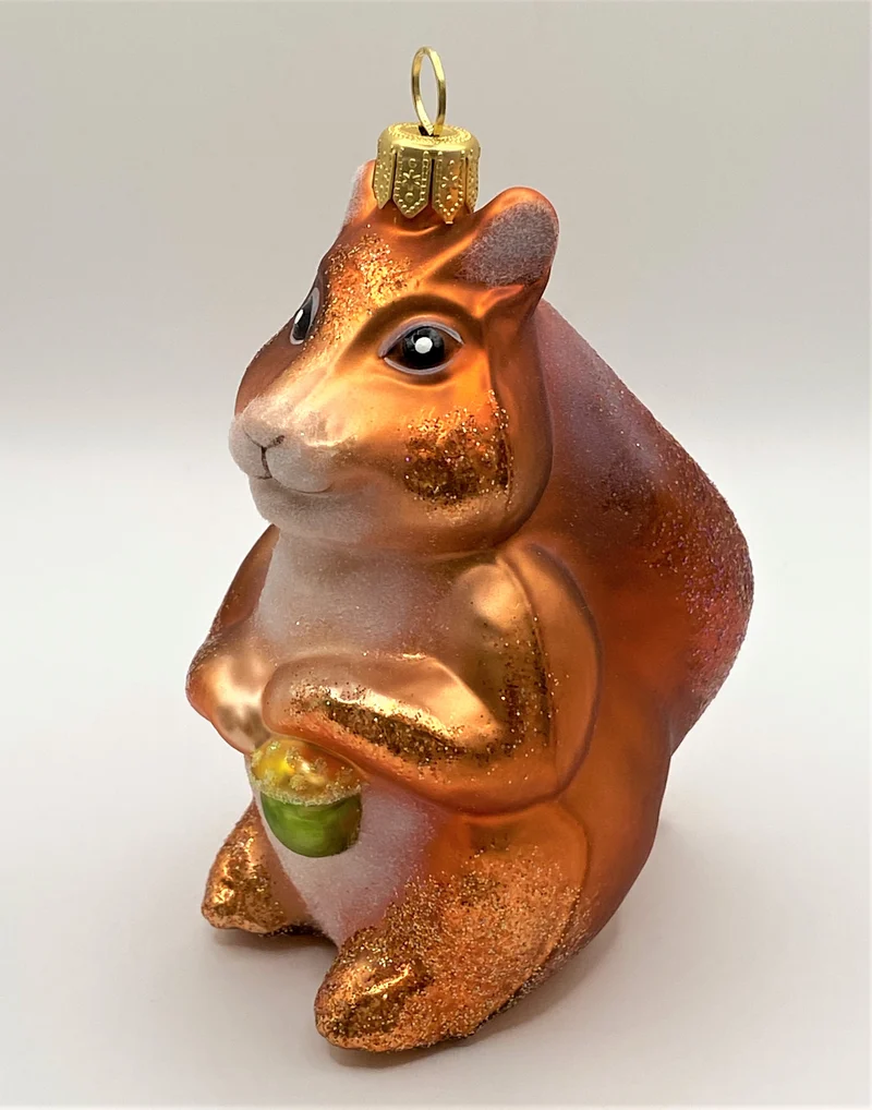 Rostrotes Eichhörnchen mit grüner Eichel
