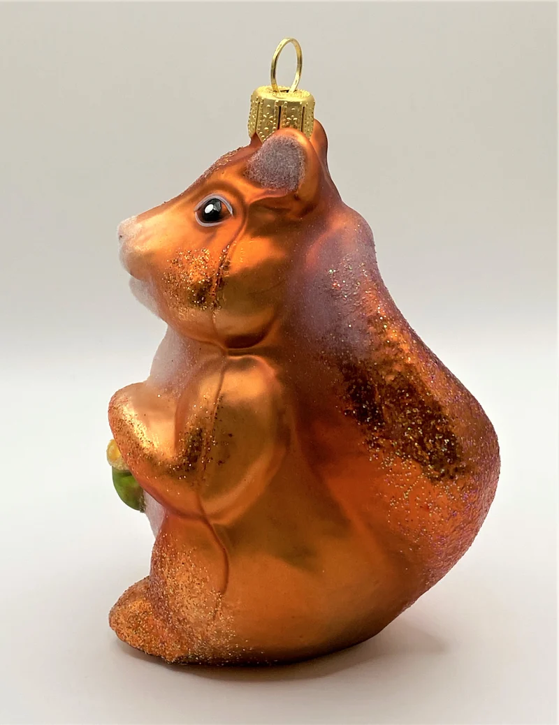 Rostrotes Eichhörnchen mit grüner Eichel