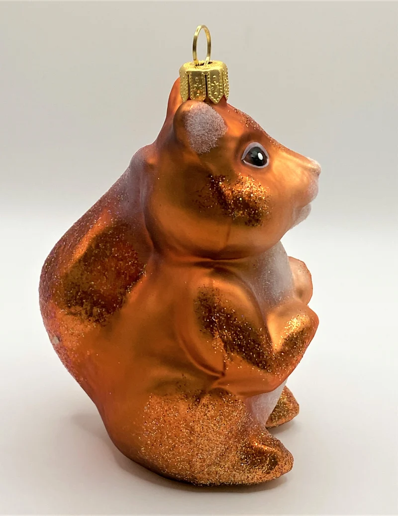 Rostrotes Eichhörnchen mit grüner Eichel