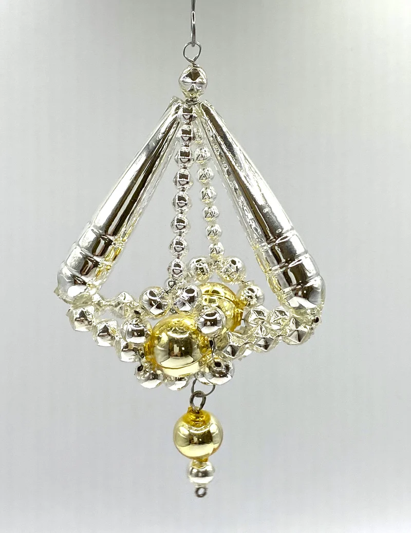 Silbernes Gablonzer Perlen Ornament mit goldenen Kugeln