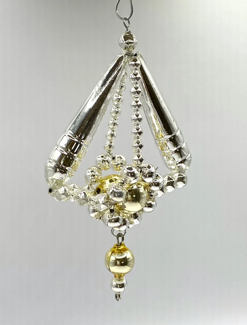 Silbernes Gablonzer Perlen Ornament mit goldenen Kugeln