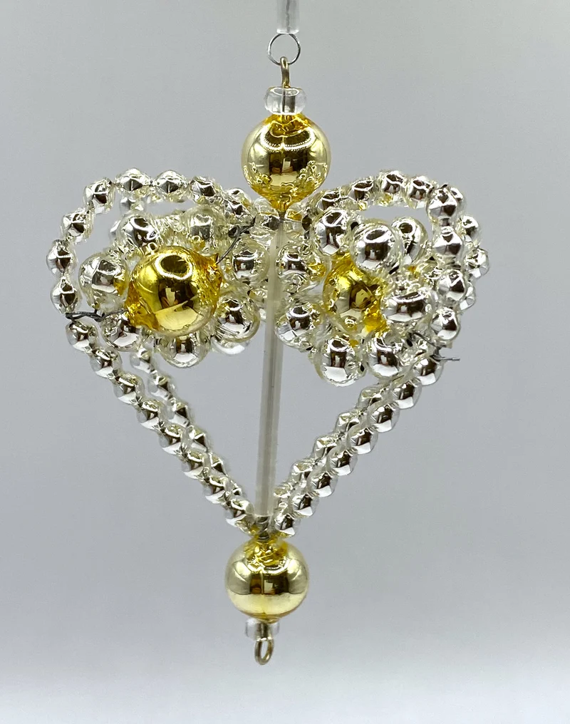 Silbernes Gablonzer Perlen Herz mit goldenen Kugeln