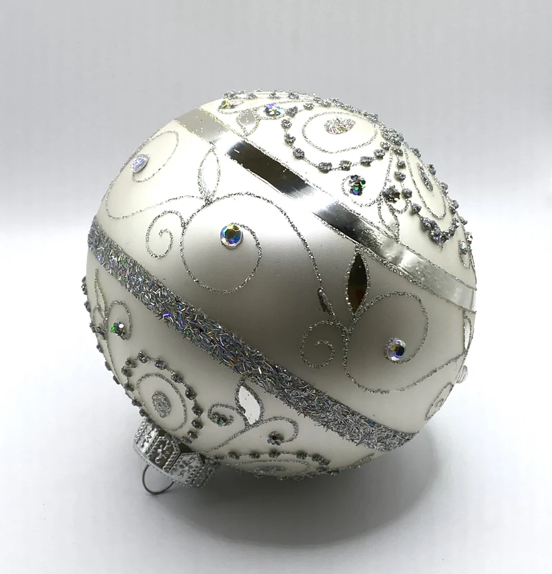 Kugel weiss silber mit barockem Rankenmotiv