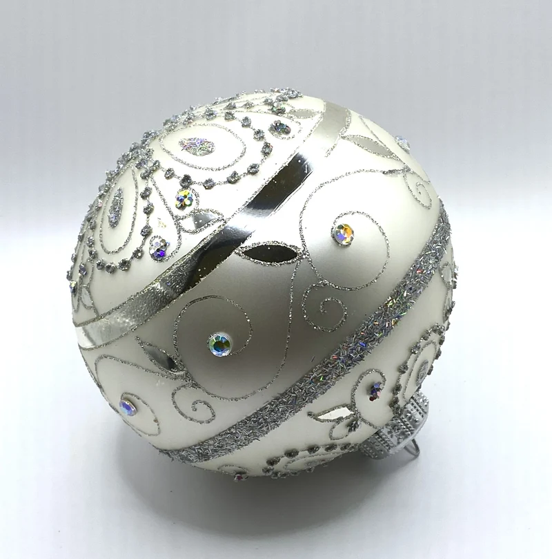 Kugel weiss silber mit barockem Rankenmotiv