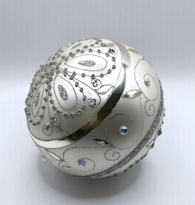 Kugel weiss silber mit barockem Rankenmotiv