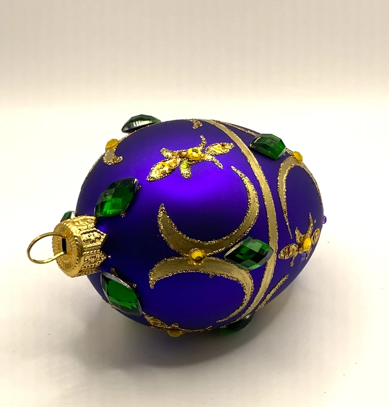 Ei-Form violett mit goldenem Dekor und grünen Schmucksteinen