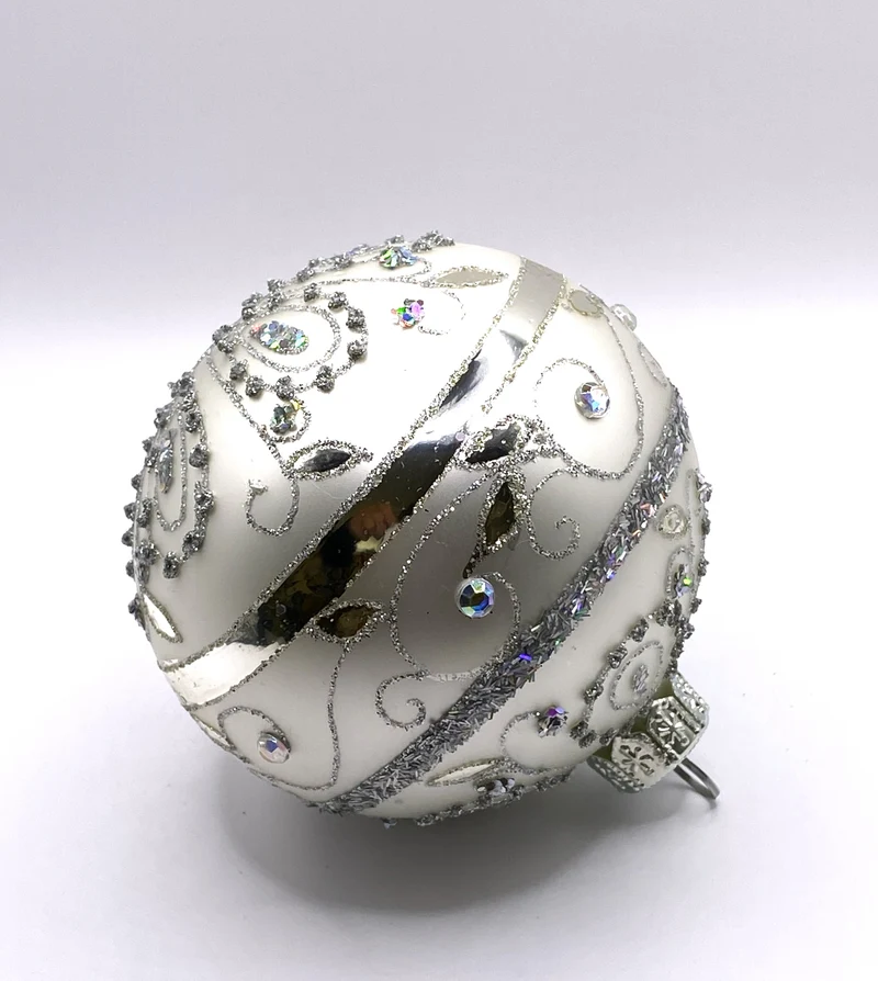 Kugel weiss silber mit barockem Rankenmotiv