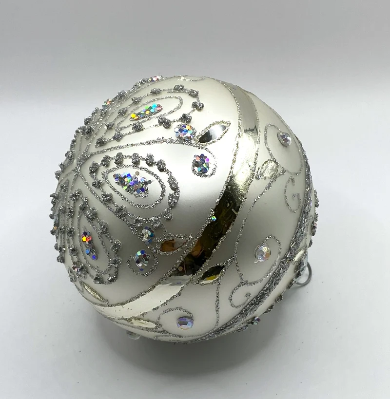 Kugel weiss silber mit barockem Rankenmotiv