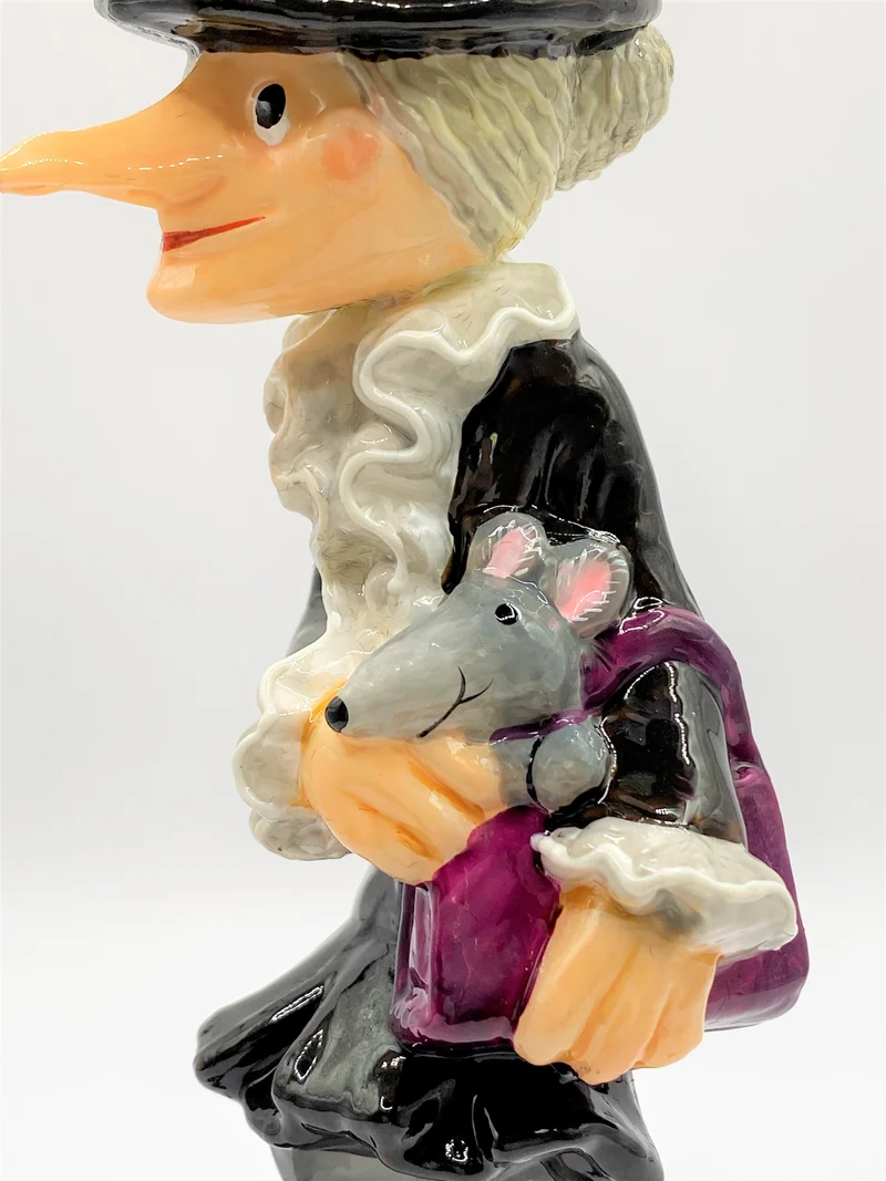 Chapeau- Chlaque, altes Weiblein, mit Ratte Lariska auf dem Arm, in Holzbox, AtlasArt