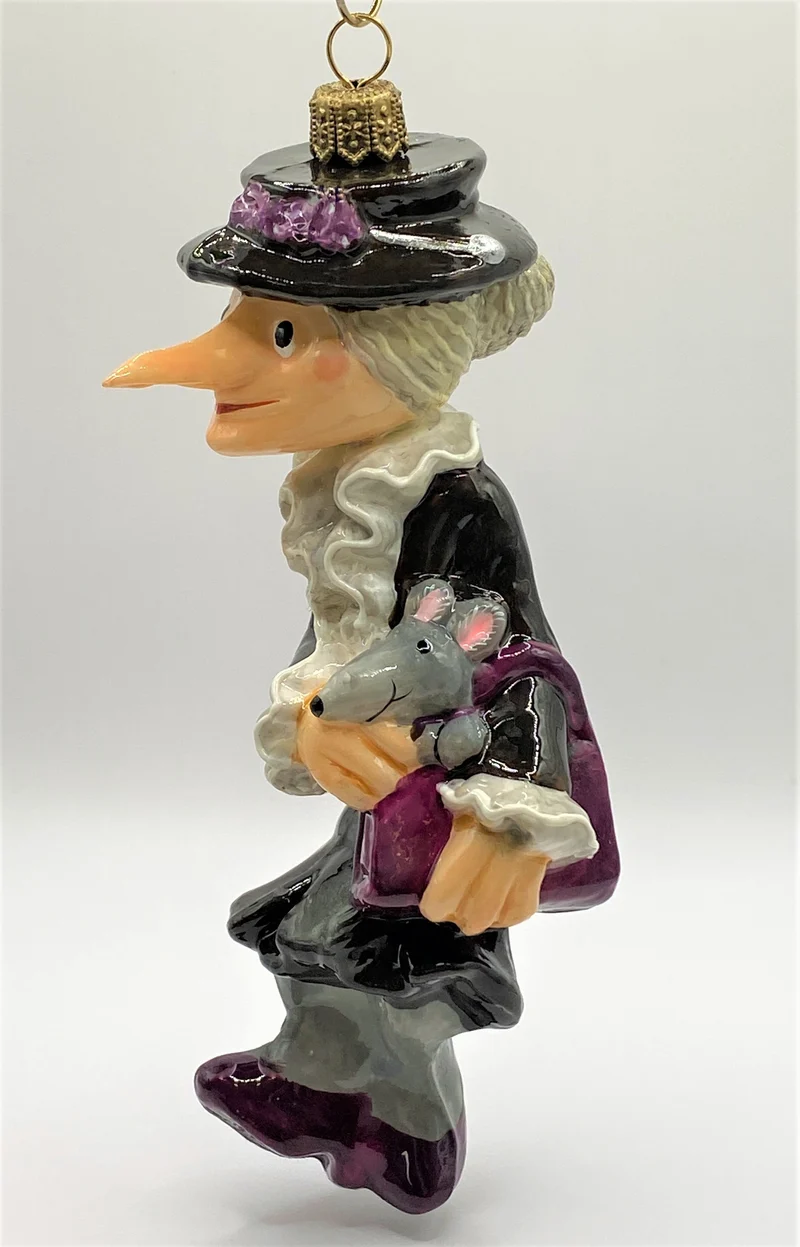 Chapeau- Chlaque, altes Weiblein, mit Ratte Lariska auf dem Arm, in Holzbox, AtlasArt