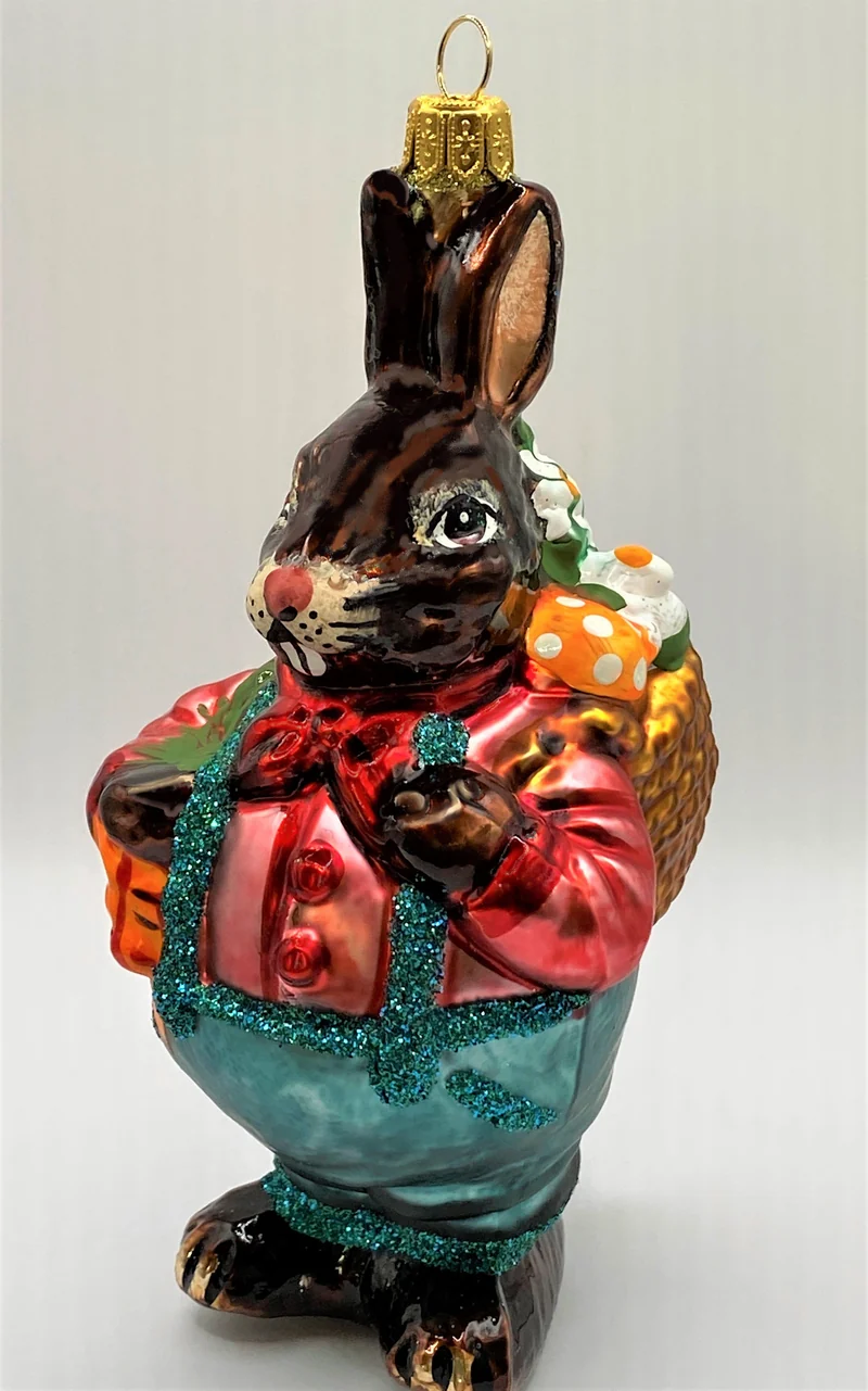 Osterhase trägt einen Korb voller Blumen