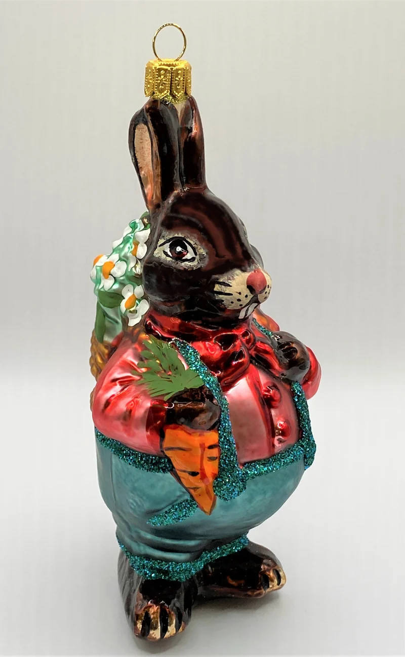 Osterhase trägt einen Korb voller Blumen