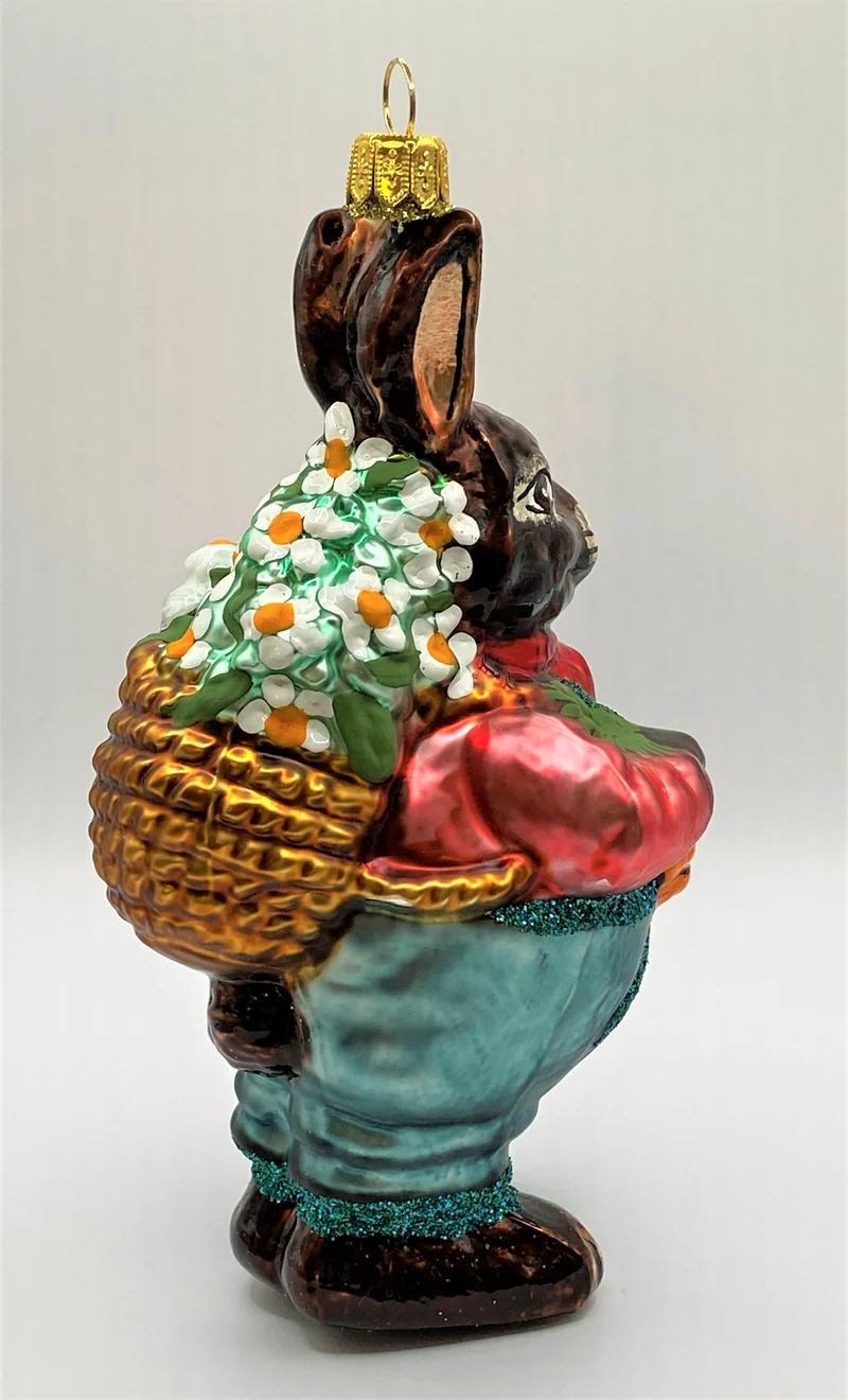Osterhase trägt einen Korb voller Blumen