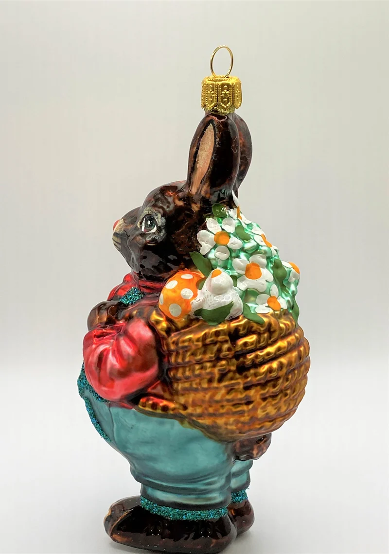 Osterhase trägt einen Korb voller Blumen