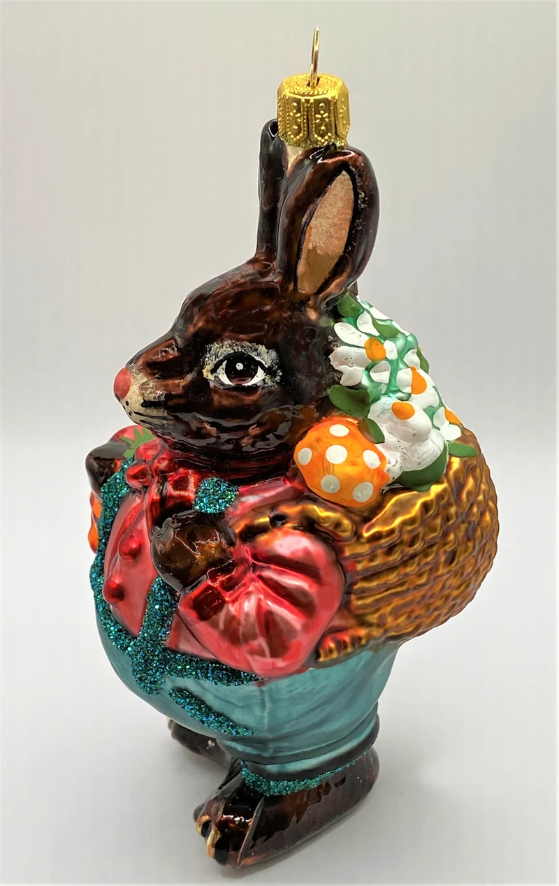 Osterhase trägt einen Korb voller Blumen