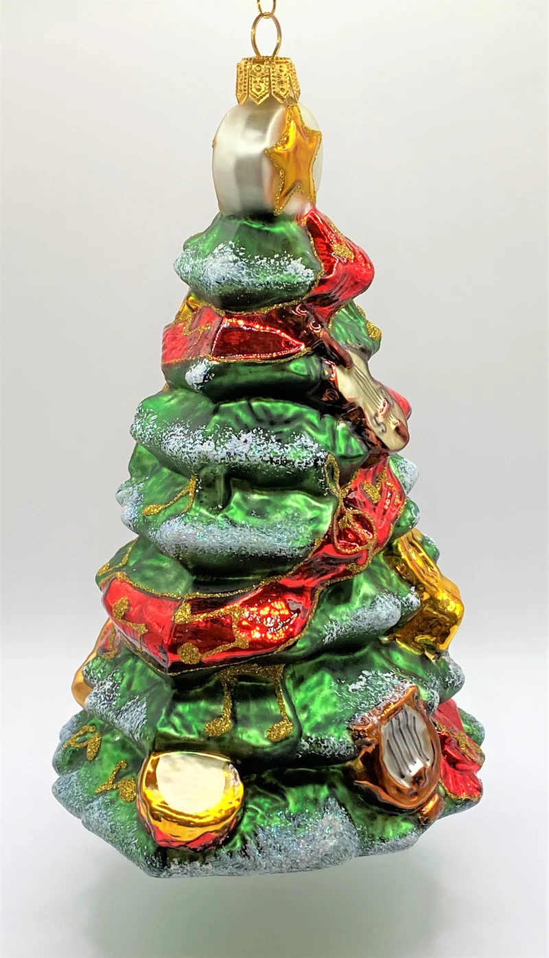 Verschneiter Weihnachtsbaum mit Instrumenten und Musiknoten geschmückt