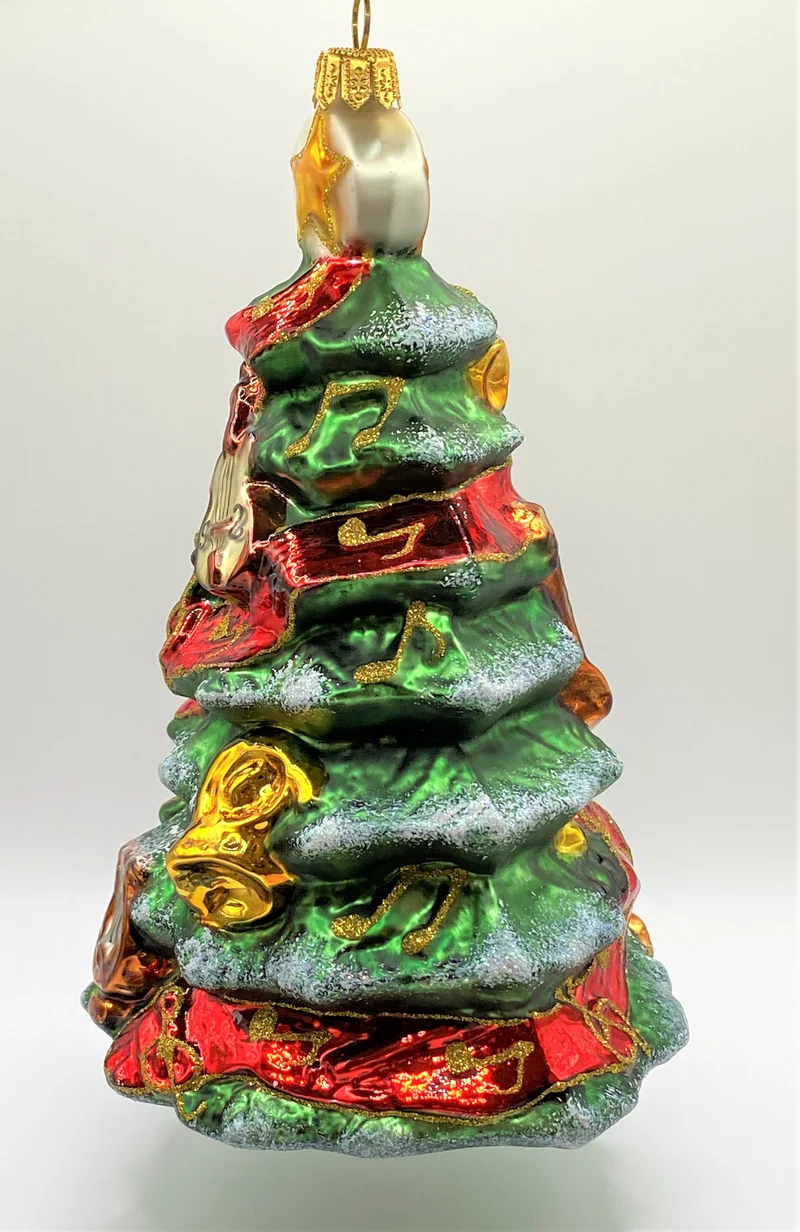 Verschneiter Weihnachtsbaum mit Instrumenten und Musiknoten geschmückt