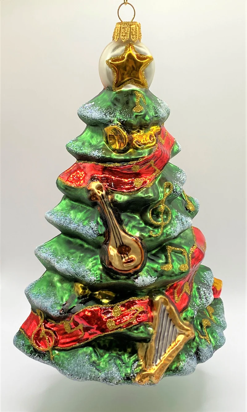 Verschneiter Weihnachtsbaum mit Instrumenten und Musiknoten geschmückt