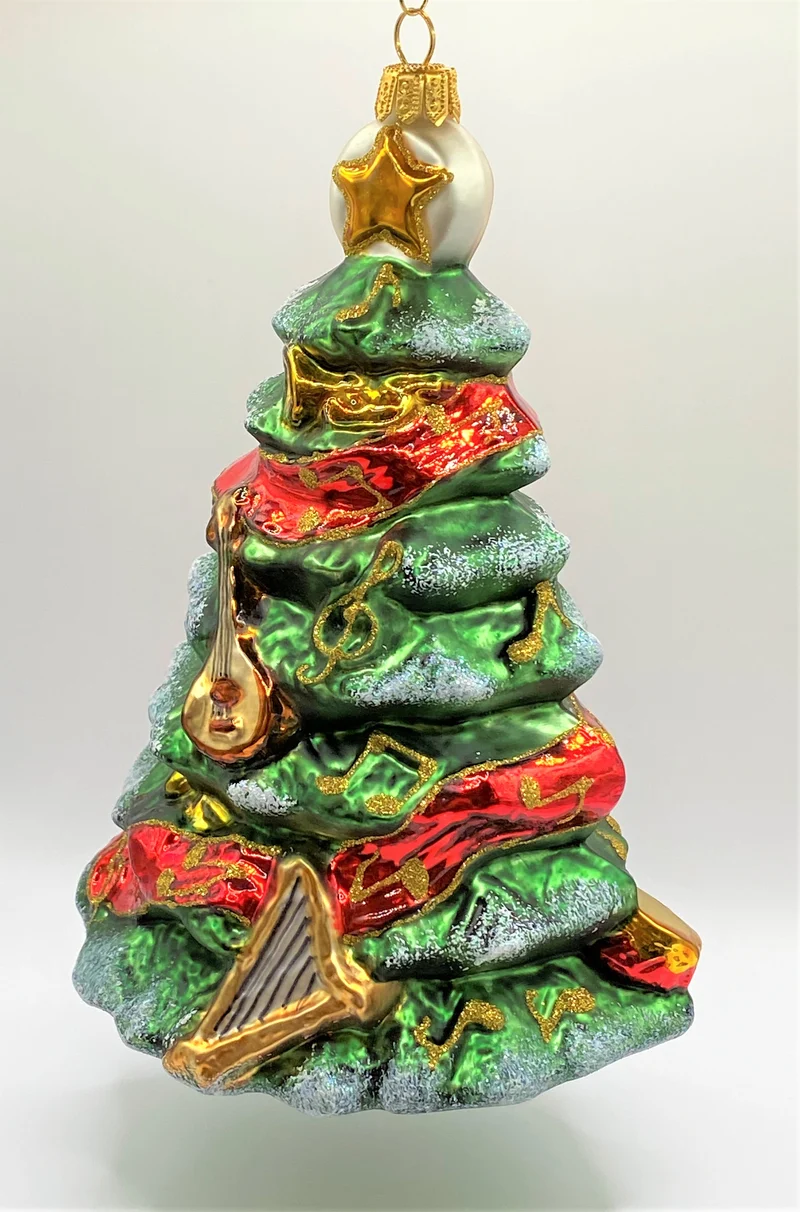 Verschneiter Weihnachtsbaum mit Instrumenten und Musiknoten geschmückt