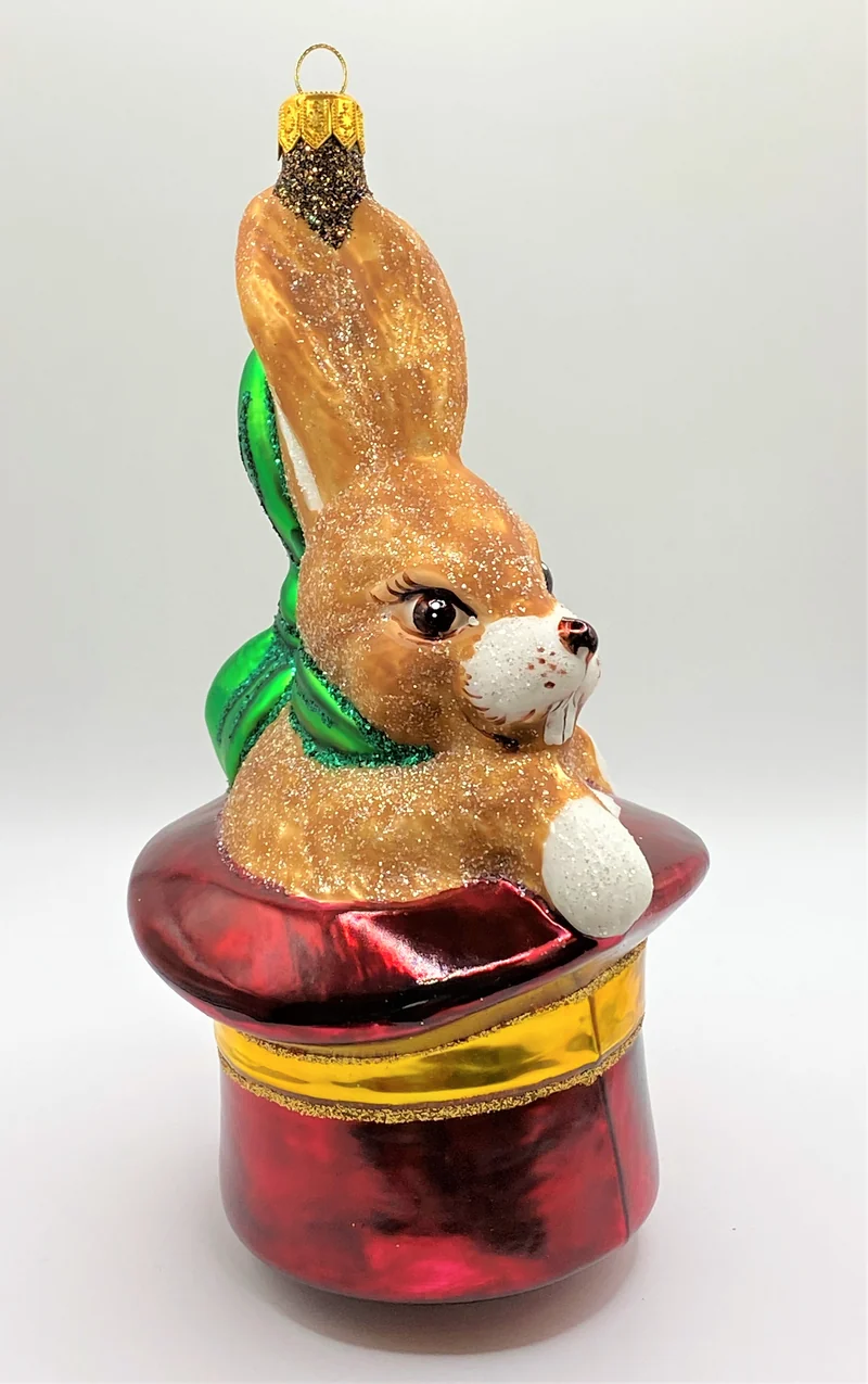 Brauner Osterhase sitzt im roten Hut