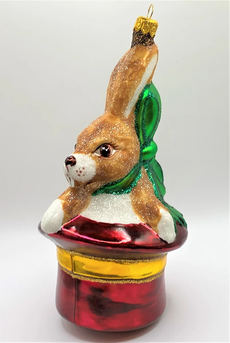 Brauner Osterhase sitzt im roten Hut