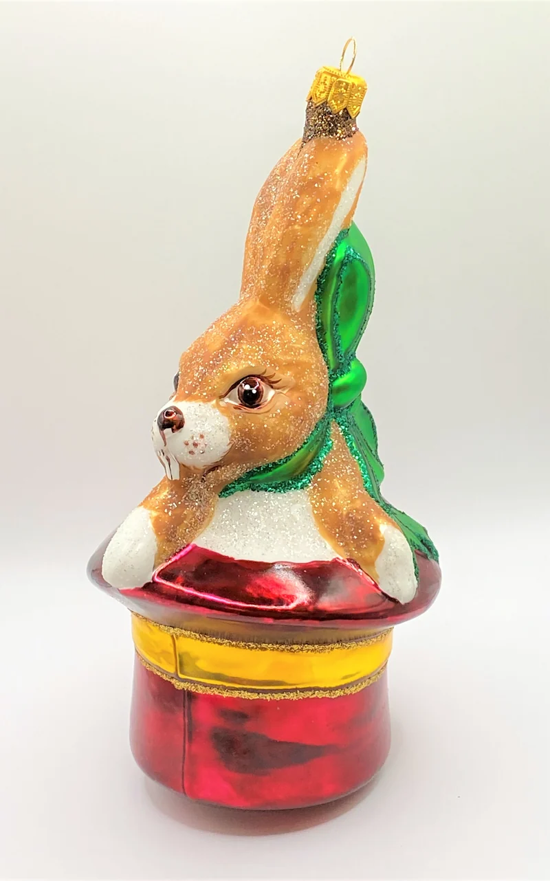Brauner Osterhase sitzt im roten Hut