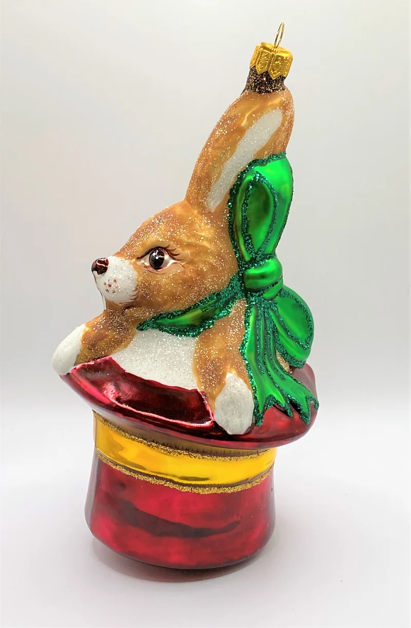 Brauner Osterhase sitzt im roten Hut