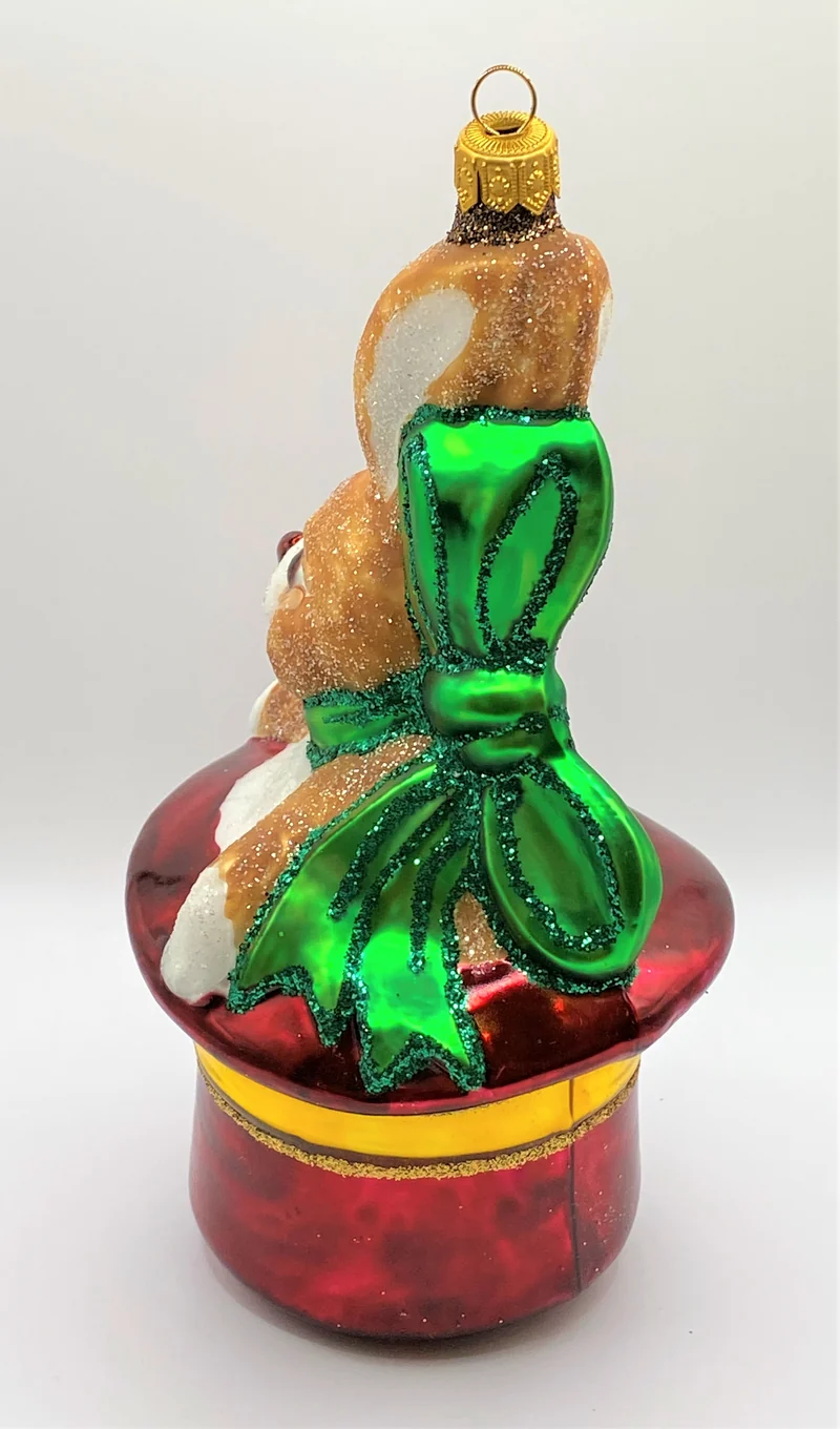 Brauner Osterhase sitzt im roten Hut
