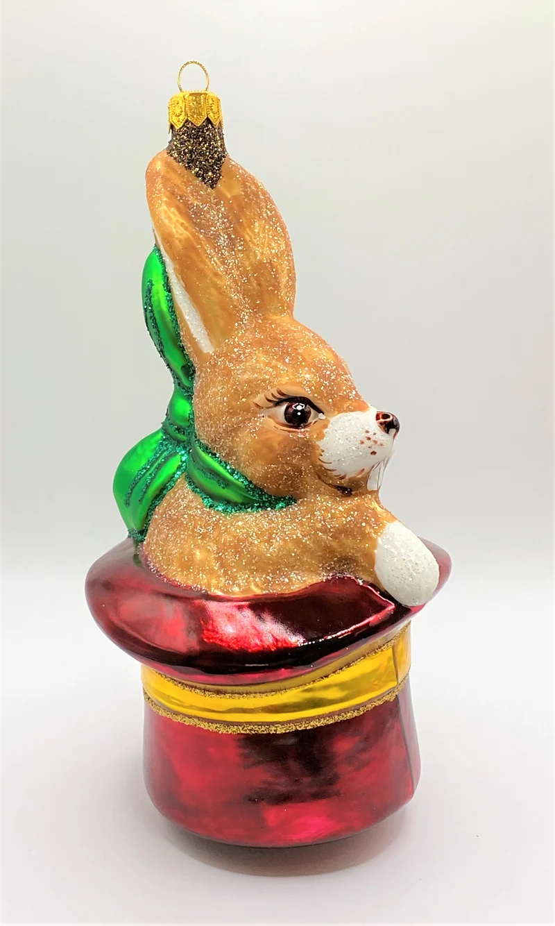 Brauner Osterhase sitzt im roten Hut