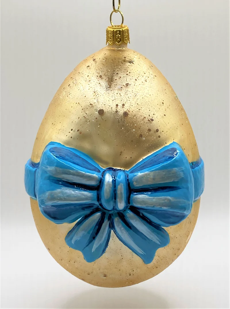 Grosses Osterei mit blauer Schleife