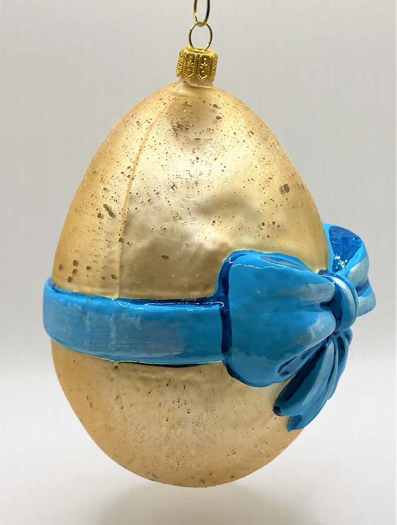 Grosses Osterei mit blauer Schleife
