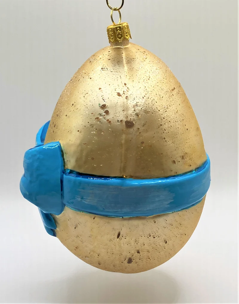 Grosses Osterei mit blauer Schleife