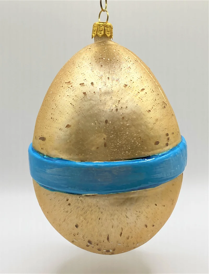 Grosses Osterei mit blauer Schleife