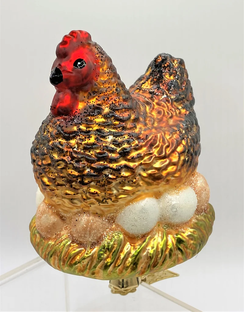 Braunes Huhn sitzt auf den Eiern im Nest