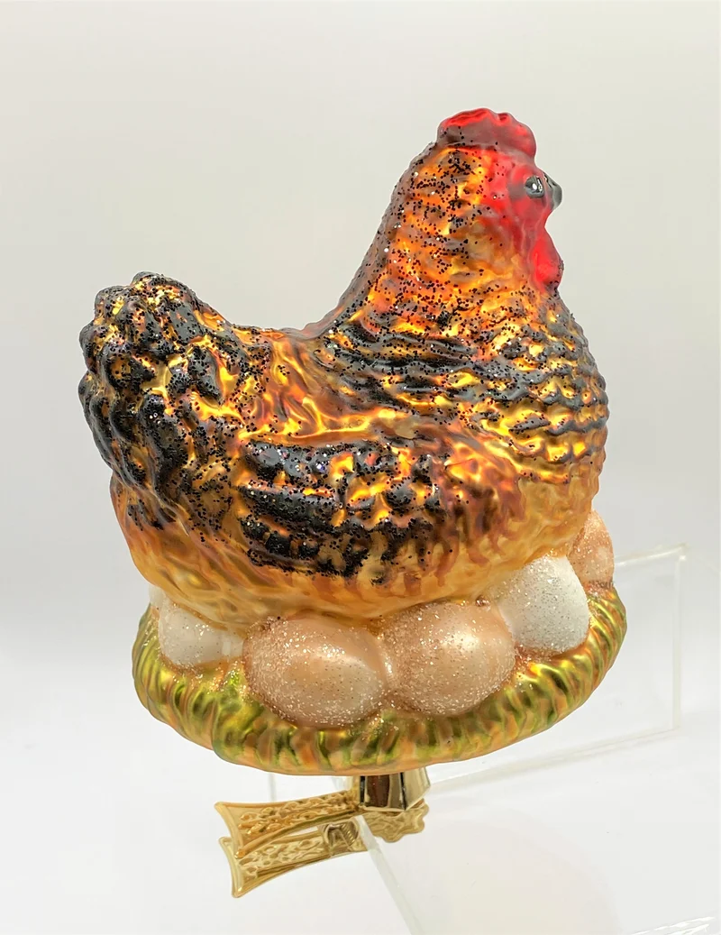 Braunes Huhn sitzt auf den Eiern im Nest