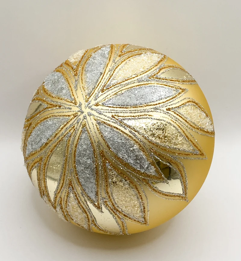 Kugel gold matt mit stilisiertem Blätterdekor