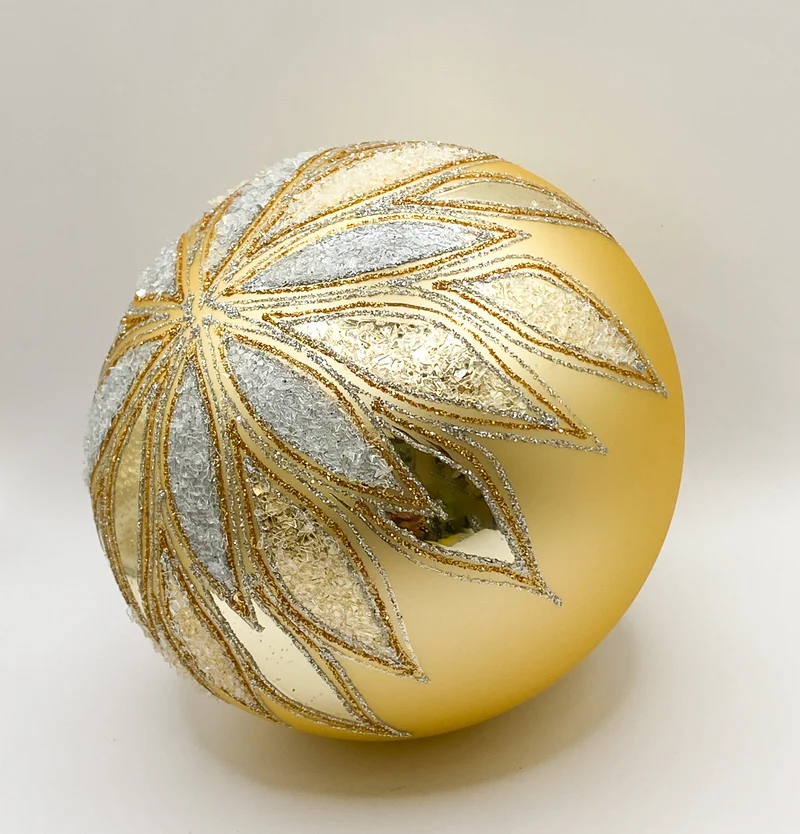 Kugel gold matt mit stilisiertem Blätterdekor
